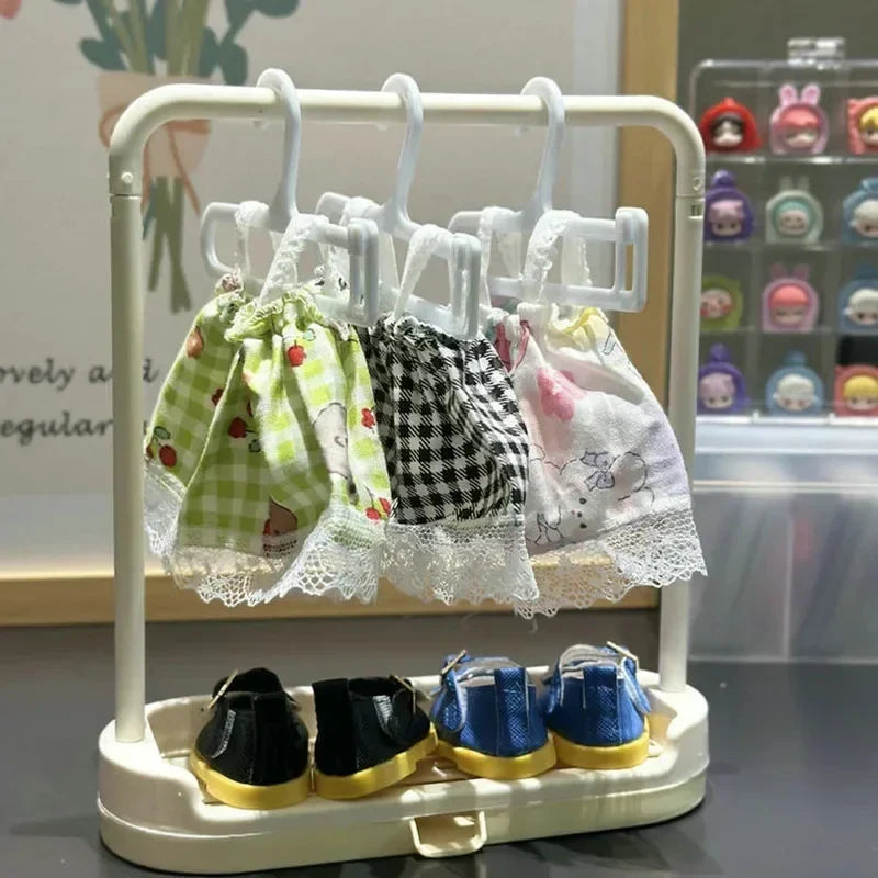 👗 Ensemble de 10 Mini Cintres pour Poupées Labubu – Organisation & Style