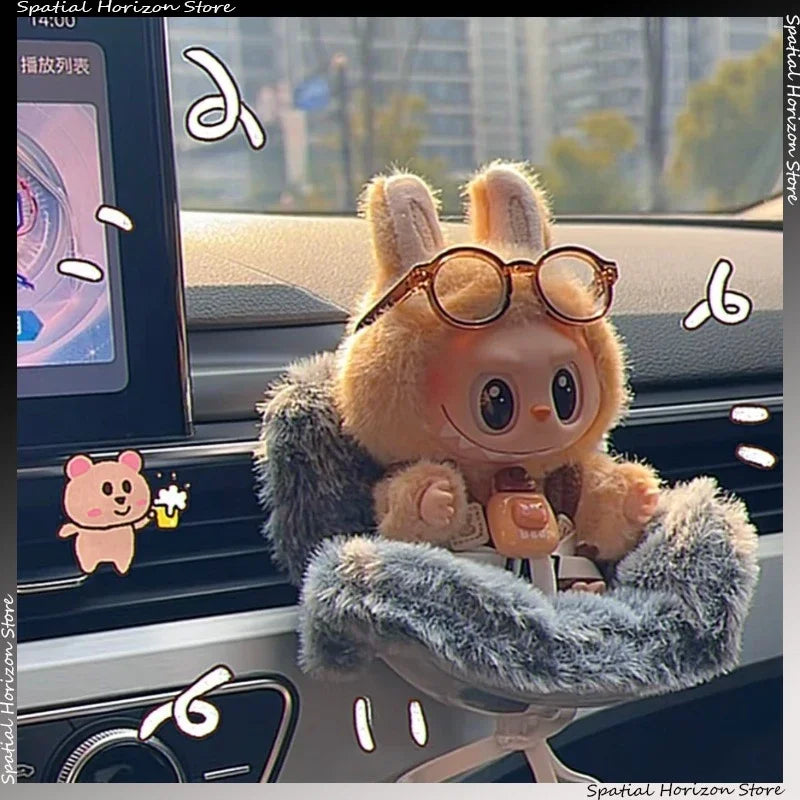🚗 Mini Siège de Sécurité Kawaii Labubu – Pour Poupées de 15 à 17 cm