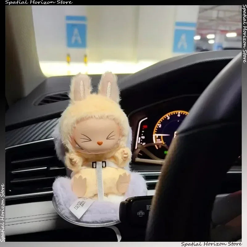 🚗 Mini Siège de Sécurité Kawaii Labubu – Pour Poupées de 15 à 17 cm