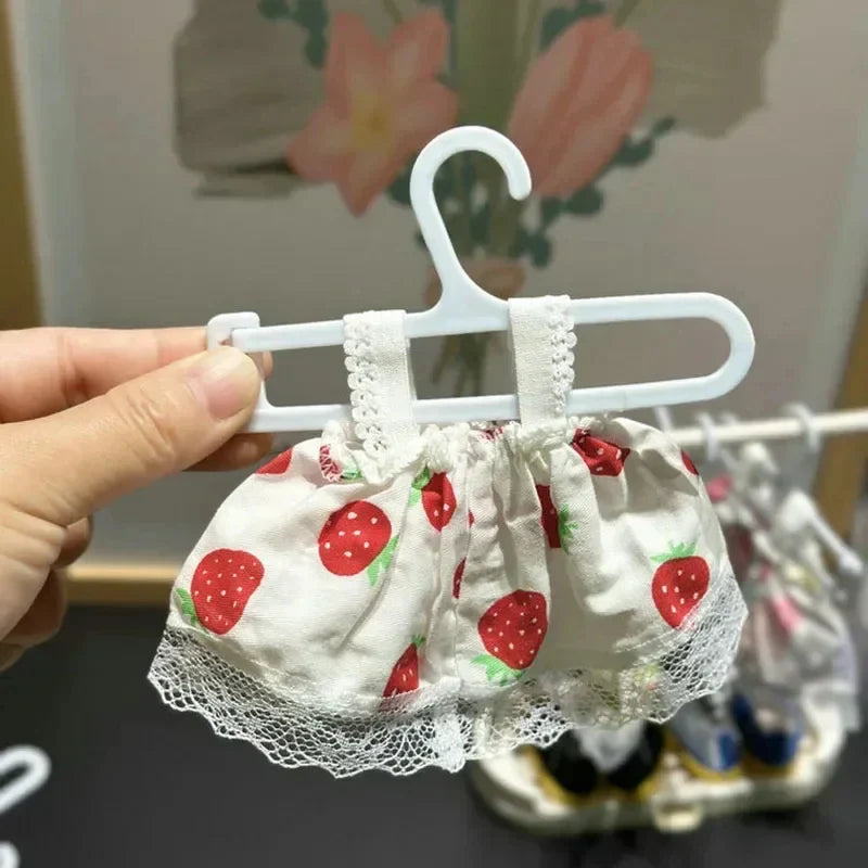 👗 Ensemble de 10 Mini Cintres pour Poupées Labubu – Organisation & Style