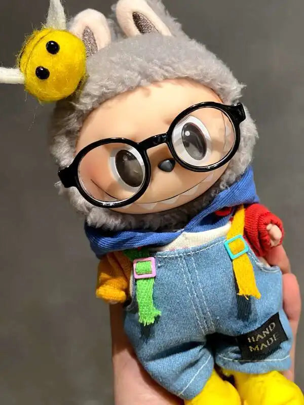 👖💙 Overalls en Denim pour Poupée Labubu – 17 cm de Style et d’Aventure !