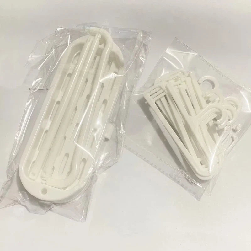 🧸 Labubu Mini Hangers – Lot de 10 Cintres avec Séchoir pour Poupées 17 cm