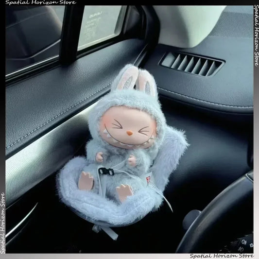🚗 Mini Siège de Sécurité Kawaii Labubu – Pour Poupées de 15 à 17 cm