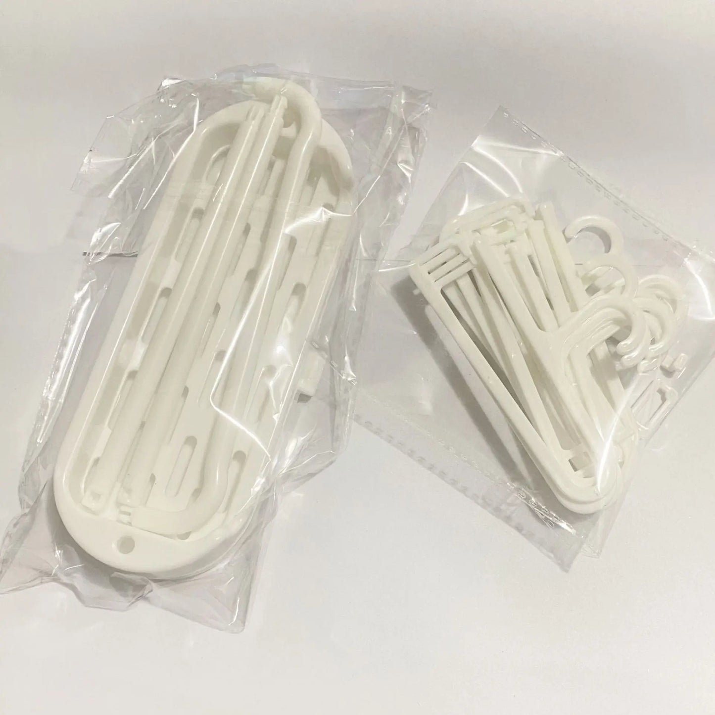 👗 Ensemble de 10 Mini Cintres pour Poupées Labubu – Organisation &amp; Style