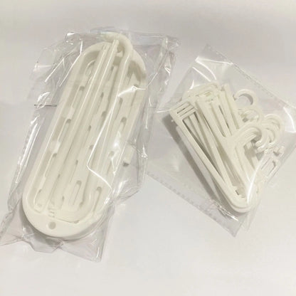 👗 Ensemble de 10 Mini Cintres pour Poupées Labubu – Organisation &amp; Style